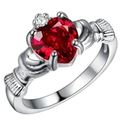 Eleganter Claddagh-Ring mit herzförmigem rotem Edelstein und Krone in Silber - US 10 / Rot