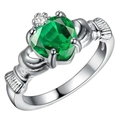 Silberner Claddagh Ring mit grünem Herz-Edelstein und Kronendiamant auf weißem Grund - US 6 / Grün