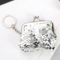 Detail van een mini zilveren pailletten portemonnee met vintage sluiting en een sleutelhanger - Zilver + Zilver