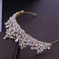 Dettaglio macro di una corona da sposa con strass in metallo dorato e cristalli cangianti - Oro Strass Bianchi Fatto a Mano