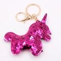 Primer plano detallado de un llavero de unicornio con lentejuelas rosas y aro dorado - Unicornio - Fucsia