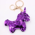 Detalle de llavero de unicornio con lentejuelas púrpuras y cierre de metal dorado - Unicornio-Púrpura
