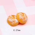 Zwei 27mm Miniatur-Brotfiguren aus Harz mit weißem Puder-Detail für DIY-Bastelarbeiten - Stil E Windbeutel