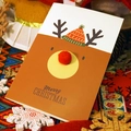 Tarjeta de Navidad con linda nariz de reno en pompón 3D rojo y texto Merry - Reno con Sombrero