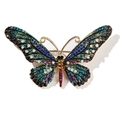 Dettaglio macro della spilla a farfalla in smalto con strass colorati su base dorata - Blu Pavone e Viola