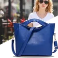 Bolso ala de cuero azul con grabado litchi, herrajes dorados y correa ajustable - Azul