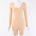 Detail eines beigen langärmeligen Jumpsuits mit U-Ausschnitt und elastischem Material - S / Aprikose
