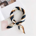 Elegante gestreepte satijnen sjaal in marineblauw en karamel met zijdezachte glans - 7 Gestreept Groen Oranje