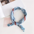 Elegante lichtblauwe zijden sjaal met klassieke diagonale strepen in Britse stijl - 10 Lijnen Blauw