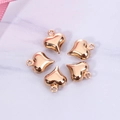 Lot de cinq breloques en forme de cœur doré pour bijoux DIY sur fond de marbre - 11x9mm / Doré