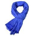 Bufanda de hombre azul con textura y flecos sobre un fondo blanco puro - 190*90cm / Azul