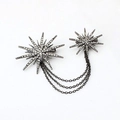 Detailansicht der gunmetal Schneeflocken-Brosche mit Strass und dreifacher Kette - Gunmetal