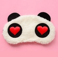 Mascherina per dormire panda in peluche con cuori rossi su sfondo rosa, vista dall'alto - Occhi a Cuore Rosso