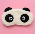 Niedliche Plüsch-Panda-Schlafmaske mit weichem schwarz-weißem Fell auf rosa Grund - Kulleraugen