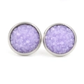Détail de boucles d'oreilles puces en résine violette avec base en acier titane argenté - Violet Moyen Druzy (11)