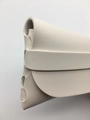 Detalle de funda para gafas en cuero granulado blanco con sistema de cierre de correa - Estilo Solapa / Blanco