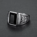 Anello vintage da uomo in acciaio inossidabile con gemma nera rettangolare e rilievi - Taglia US 8 / Pietra Nera