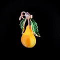 Charmante birnenförmige Emaille-Brosche mit goldenem Körper, grünem Blatt und Strassstein - Gelbe Frucht
