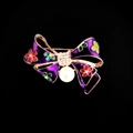 Elegante spilla a fiocco in smalto viola con piccoli fiori e perla su fondo nero - Fiocco Viola
