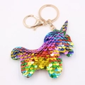 Llavero de unicornio con lentejuelas de colores y gancho de metal sobre fondo blanco - Unicornio - Multicolor