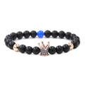 Pulsera de cuentas con corona, piedras negras mates y circones azules sobre fondo blanco - Oro rosa