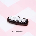 Makroaufnahme von Miniatur-Schokoladen-Eclairs aus Harz für DIY-Kühlschrankmagnete oder Hüllen - Stil C Schokoladen-Eclair