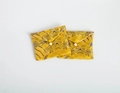 Dettaglio di sacchetti per gioielli in broccato dorato con motivi cinesi e chiusura a perla - Piccolo / Giallo