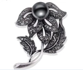 Dettaglio della spilla a fiore vintage con strass neri e una grande perla nera - Fiore Vintage - Argento Perla Nera