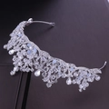 Elegante tiara da sposa con strass argentati e gemme azzurre su sfondo scuro - Argento Strass Bianchi Fatto a Mano