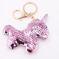 Roze pailletten eenhoorn sleutelhanger met gouden metalen ring op wit decor - Eenhoorn / Eenhoorn-Roze