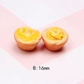 Detailansicht von zwei 16mm Miniatur-Eierkuchen aus Harz für DIY-Bastelarbeiten - Stil B Eiertorte