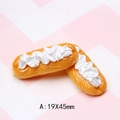 Makro-Detail von 19x45mm Kunstharz-Eclairs mit weißer Sahne für DIY-Basteleien - Stil A Eclair