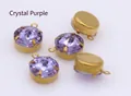 Dettaglio macro di pendenti tondi in vetro viola cristallo con montatura a griffe oro - 6mm 20Pezzi / Viola cristallo