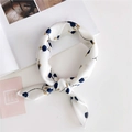 Witte zijden vierkante sjaal met blauwe bloemenprint als een elegante nekaccessoire - 8 Bloemen Wit