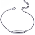 Detailansicht eines personalisierten Bar-Armbands aus Edelstahl mit Karabinerverschluss - Einfacher Stil / Silber