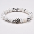 Bracciale di perline di turchese bianco da 8 mm con ciondolo a forma di teschio d'argento - Turchese Bianco/Lega / Stile Teschio in Turchese Bianco / Bianco