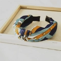Cerchietto in raso annodato con stampa vintage di cinture e catene in blu navy e arancione - Blu navy