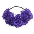 Dettaglio di cinque grandi rose finte viola su una sottile fascia per capelli nera da sposa - Viola
