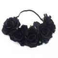 Dettaglio di cinque rose nere artificiali su una fascia elastica per spose o feste - Nero
