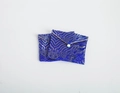 Dettaglio dei sacchetti per gioielli in broccato blu reale con ricamo e bottone di perla - Piccolo / Blu