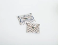 Sacchetti per gioielli in broccato beige con motivi a onde blu e chiusura a perla - Piccolo / Bianco