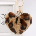 Makroaufnahme von flauschigem Herz-Schlüsselanhänger mit Leopardenmuster und Goldclip - Goldener Schlüsselketten-Stil / Khaki