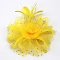 Détail d'un fascinateur jaune avec voile en résille, plumes et petites perles - Jaune