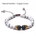 Bracciale di perle turchesi bianche con corone dorate e cinturino regolabile - Howlite Bianca con Corona in Rame / Turchese Bianco Naturale