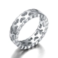 Anello in acciaio inossidabile argento con cuori traforati su sfondo bianco lucido - US 7 / Argento - Cuore a Doppia Fila