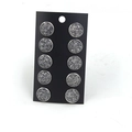 Détail macro de douze paires de boucles d'oreilles rondes en titane gris foncé texturé - Lot de 5 Paires / Gris