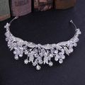 Dettaglio di corona barocca argentata con foglie di strass su libri vintage - Fatto a mano / Argento Spesso Strass Bianco