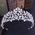 Couronne de mariée argentée avec feuilles et strass sur fond noir texturé - Argenté