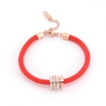 Bracciale in corda rossa intrecciata con anelli in oro rosa e cristalli lucidi - Bianco / Zirconia Bianca