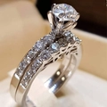 Luxuriöses Zirkonia-Ehering-Set mit rundem Solitär und Pavé-Band für Paare - US 5 / A6